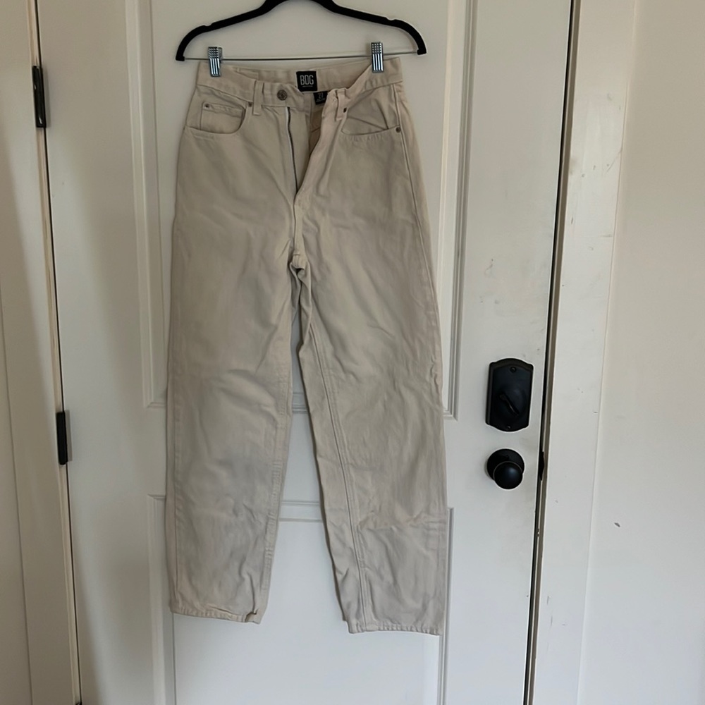Cream/tan high rise baggy BDG jeans. Never worn size 27.